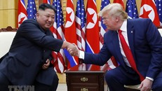 Tổng thống Mỹ Donald Trump (phải) và nhà lãnh đạo Triều Tiên Kim Jong-un (trái) trong cuộc gặp tại làng đình chiến Panmunjom, khu biên giới liên Triều ngày 30/6/2019. (Nguồn: THX/TTXVN)