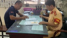 Tài xế Tâm tại cơ quan công an. - Ảnh: Zing.vn