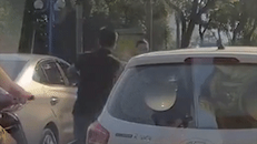 Tài xế ôtô rút gậy đuổi đánh xe ôm công nghệ sau khi bị thách thức
