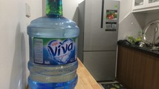 Ngăn chặn 'chặt chém' giá nước đóng chai ở Hà Nội sau vụ nước sông Đà nhiễm dầu