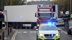 Cảnh sát phong tỏa hiện trường xe container chứa 39 thi thể ở Khu công nghiệp Waterglade thuộc Grays, phía Đông London, Anh ngày 23/10/2019. (Nguồn: AFP/TTXVN)