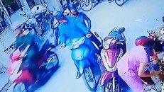 Cặp đôi vờ mua hàng để cạy cốp xe