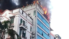 Hiện trường vụ cháy chung cư mini 8 tầng ở Hà Nội