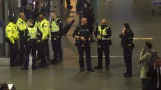 Cảnh sát Hà Lan xuất hiện tại sân bay Schiphol do báo động nhầm. Ảnh: AP.
