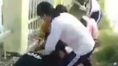 Chỉ vì cái liếc mắt ở nhà xe, 4 nữ sinh lớp 6 bị đánh tơi tả