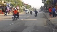 Bà bế cháu chạy sang đường bị xe máy tông ngã văng xuống đất