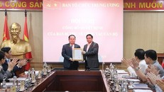 Đồng chí Phạm Minh Chính trao quyết định cho đồng chí Quản Minh Cường.