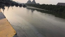 Hàng nghìn lít dầu tràn ra ngoài khiến sông Thoát bị phủ đen bề mặt. - Ảnh: Zing.vn