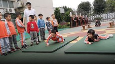 Các học sinh mắc chứng tự kỷ tại trường mẫu giáo Yulan được tham gia các hoạt động giáo dục kiến thức và thể chất với các bạn đồng trang lứa.