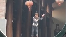 Khống chế đối tượng nghi ngáo đá tự cầm dao chặt đứt ngón tay mình