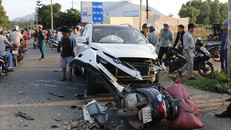 Xe máy nằm trước đầu ô tô. - Ảnh: Thanh Niên