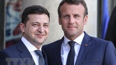 Tổng thống Ukraine Volodymyr Zelensky (trái) và Tổng thống Pháp Emmanuel Macron. (Ảnh: AFP/TTXVN)
