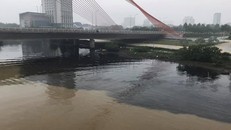  Một khúc sông Hàn bị đổi màu đen ngòm do tràn nước thải. - Ảnh: Thanh Niên