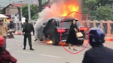 Nữ tài xế rời khỏi xe an toàn khi chiếc xe đang bốc cháy. - Ảnh: Dân Trí