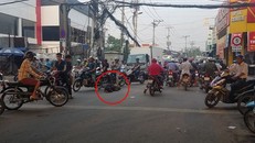 Người đàn ông (khoanh tròn đỏ) nằm ngủ giữa đường bất chấp nguy hiểm