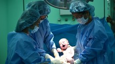 Một ca đỡ sinh tại Bv Đại học Y dược TP.HCM. - Ảnh: Vietnamnet