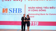 Đại điện SHB, bà Đặng Tố Loan – Phó Tổng giám đốc nhận giải thưởng “Ngân hàng tiêu biểu vì cộng đồng 2019” và giải thưởng “Ngân hàng đồng hành cùng DNVVN 2019”.