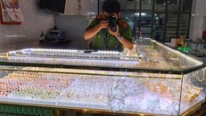 Cảnh sát khám nghiệm hiện trường vụ cướp tiệm vàng ở huyện Mộ Đức. - Ảnh: Vnexpress