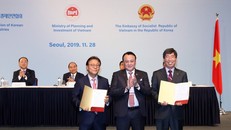 Thủ tướng Chính phủ Nguyễn Xuân Phúc (ngồi thứ 2 từ trái sang) và đại diện Chính phủ Hàn Quốc chứng kiến Lễ ký kết hợp tác liên doanh giữa Tân Hoàng Minh và các đối tác.