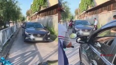 Nữ tài xế lái ô tô ngược chiều, nhưng ngang ngược không chịu lùi nhường đường