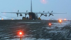 Máy bay C-130 Hercules tại căn cứ không quân Tổng thống Eduardo Frei Montalva năm 2004. - Ảnh: TNYT