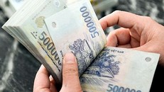 Có thể chuyển lương chồng vào tài khoản của vợ