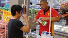 Người tiêu dùng Singapore tìm hiểu về sữa tươi Organic tại quầy dùng thử sản phẩm sữa Vinamilk trong các siêu thị