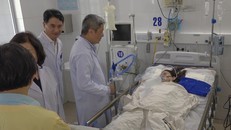 Lãnh đạo Bộ Y tế thăm bệnh nhân đang nguy kịch.