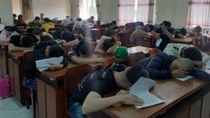 Nhóm người dương tính với ma túy được cảnh sát đưa về trụ sở lấy lời khai. - Ảnh: Zing.vn