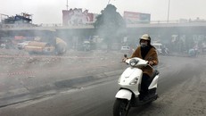 Đốt rác gây ô nhiễm không khí (Ảnh chụp tại Phố Vọng (Hà Nội) ngày 22/12). - Ảnh: Nhật Minh