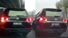 Chiếc xe "hô biến" từ biển trắng sang biển xanh. - Ảnh: Dân Trí