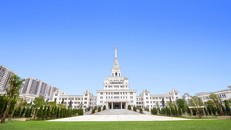 Trường Đại học VinUni nằm trong khu đô thị Vinhomes Ocean Park, có tổng diện tích 23ha với những trang thiết bị hiện đại nhất để phục vụ cho phương pháp học tập tiên tiến 