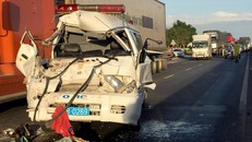 Cabin xe cứu thương bẹp dúm sau tai nạn. - Ảnh: Zing.vn