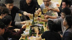 Người dân nhậu tại một quán trên đường Phạm Văn Đồng (quận Bình Thạnh, TP.HCM). - Ảnh: Hoàng Giang