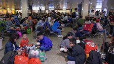 Thảm cảnh vạ vật ngồi chờ, chen chúc ở sân bay Tân Sơn Nhất ngày giáp Tết