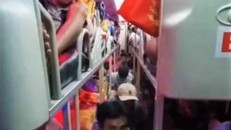 Trên xe khách nhồi nhét gấp đôi số người quy định.