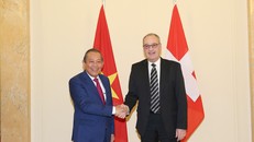 Phó Thủ tướng Thường trực Trương Hòa Bình và Phó Tổng thống Liên bang Thụy Sĩ Guy Parmelin - Ảnh: VGP/Lê Sơn