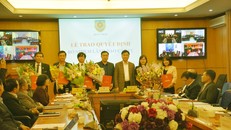 Bộ trưởng Bộ Tư pháp Lê Thành Long trao quyết định và tặng hoa chúc mừng các cán bộ được bổ nhiệm