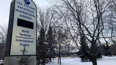 Sân bay Ted Stevens, nơi chiếc máy bay chở 240 công dân Mỹ khỏi Vũ Hán sẽ hạ cánh. - Ảnh: AP