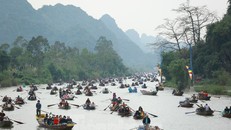 Hơn 4 vạn khách trẩy hội chùa Hương trong Mùng 5 Tết. - Ảnh: Tiền Phong