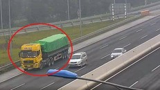 Chiếc xe tải đi lùi trên cao tốc sáng 1/2