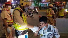 Lực lượng CSGT Sóc Trăng đo nồng độ cồn bằng bong bóng.- Ảnh: Dân Trí