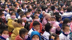 Học sinh Trường Tiểu học số 1, xã Nà Hỳ đeo khẩu trang trong giờ chào cờ. - Ảnh: Cổng TTĐT huyện Nậm Pồ