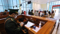 Bộ đội Biên phòng, hải quan tại cửa khẩu phải đeo khẩu trang trong quá trình làm việc. - Ảnh: VNexpress