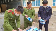 Lực lượng chức năng kiểm tra lô khẩu trang.