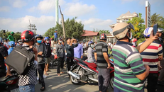 Hàng trăm người dân hiếu kỳ kéo tới hiện trường vụ tiêu diệt Tuấn 'khỉ'