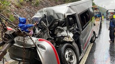 Chiếc xe khách 16 chỗ bẹp dúm sau vụ tai nạn