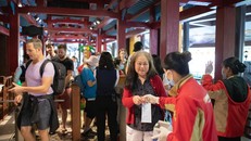 Nhân viên tại Bà Nà Hills phát khẩu trang miễn phí và hướng dẫn du khách đeo khẩu trang đúng cách