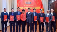 Thứ trưởng Lê Hoài Trung trao quyết định và chúc mừng các cán bộ được bổ nhiệm giữ chức vụ mới. - Ảnh: VGP