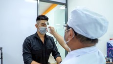 Trường ĐH tại TPHCM kiểm tra thân nhiệt sinh viên